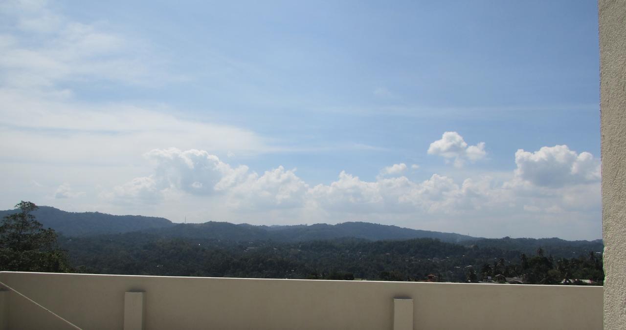 Red Chillies Tourist Inn Kandy Exterior photo