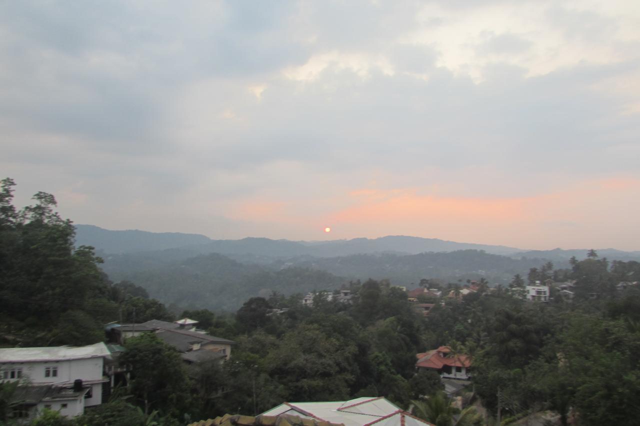 Red Chillies Tourist Inn Kandy Exterior photo